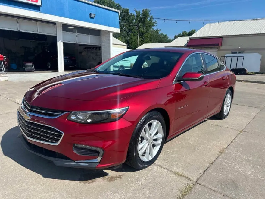 2017 Chevrolet Malibu 1LT photo 1