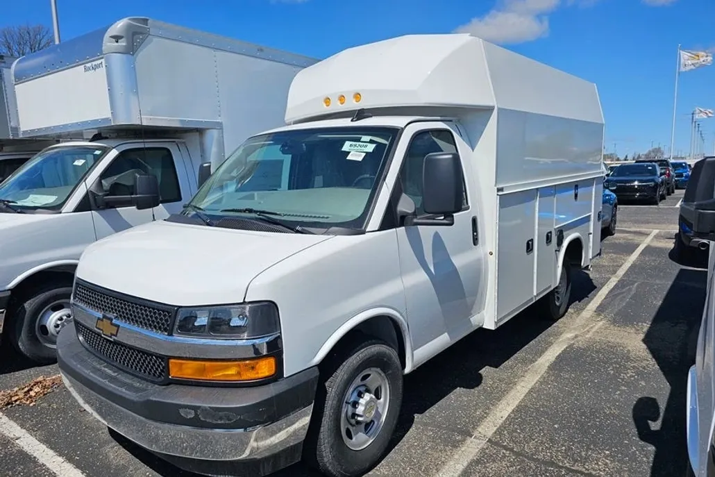 2024 Chevrolet Express Cutaway 3500 photo 1