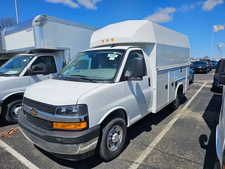 2024 Chevrolet Express Cutaway 3500 photo 1