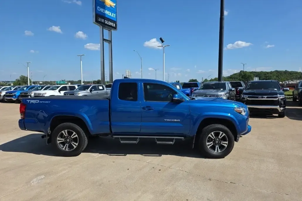 2017 Toyota Tacoma TRD Sport V6 photo 1