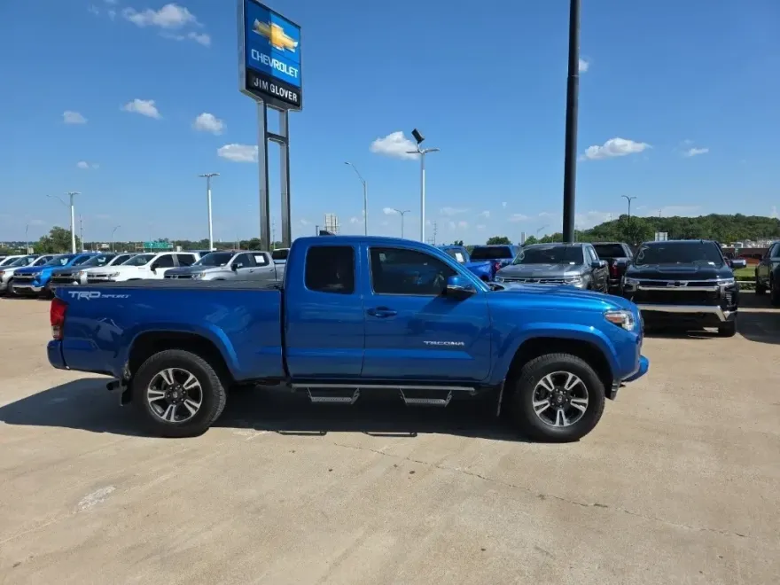 2017 Toyota Tacoma TRD Sport V6 photo 1