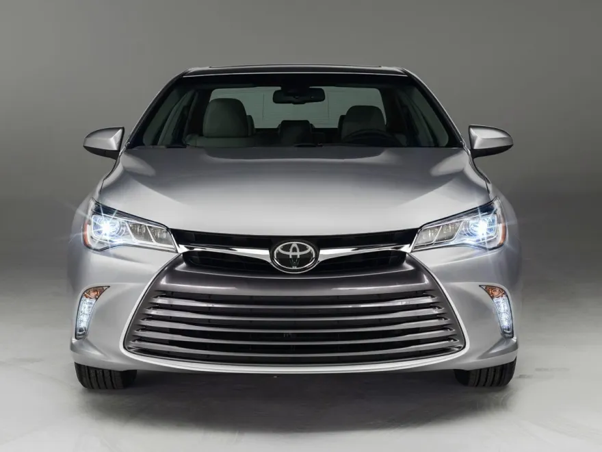 2017 Toyota Camry LE photo 1