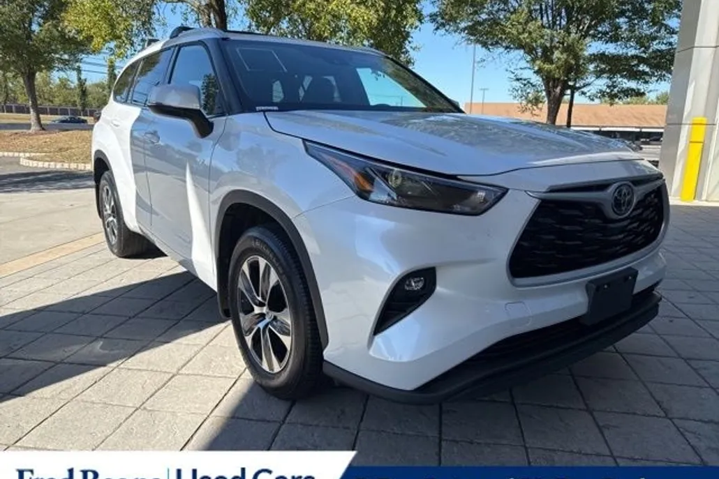 2022 Toyota Highlander XLE photo 1