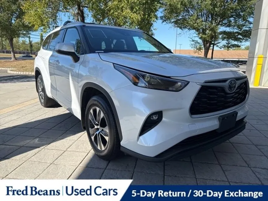 2022 Toyota Highlander XLE photo 1