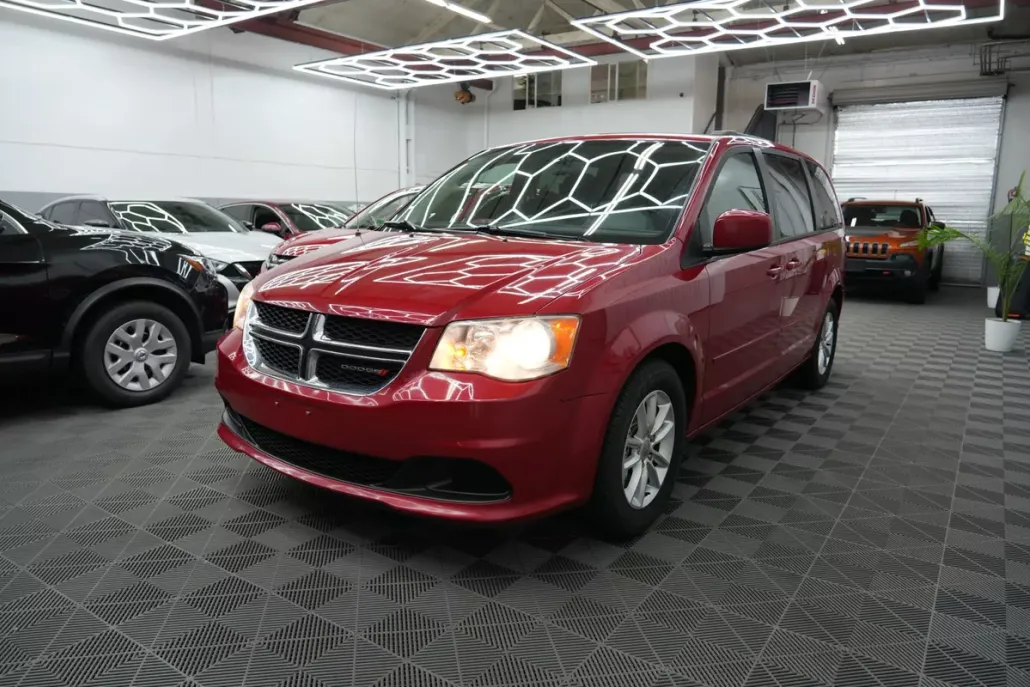 2013 Dodge Grand Caravan SXT photo 1