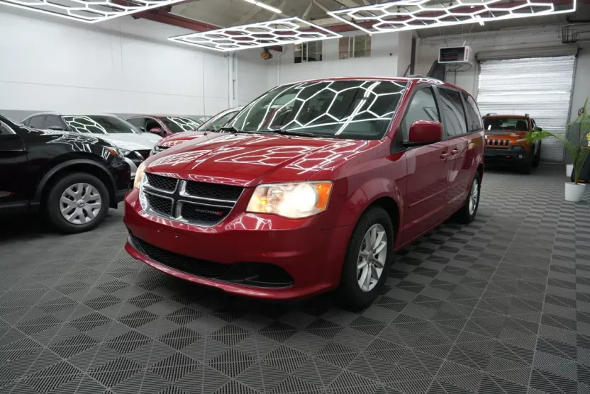 2013 Dodge Grand Caravan SXT photo 1