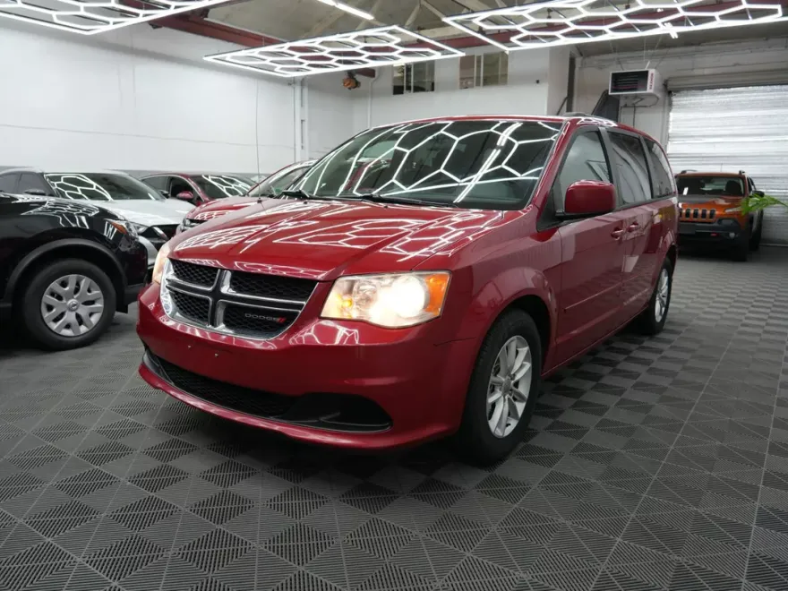 2013 Dodge Grand Caravan SXT photo 1