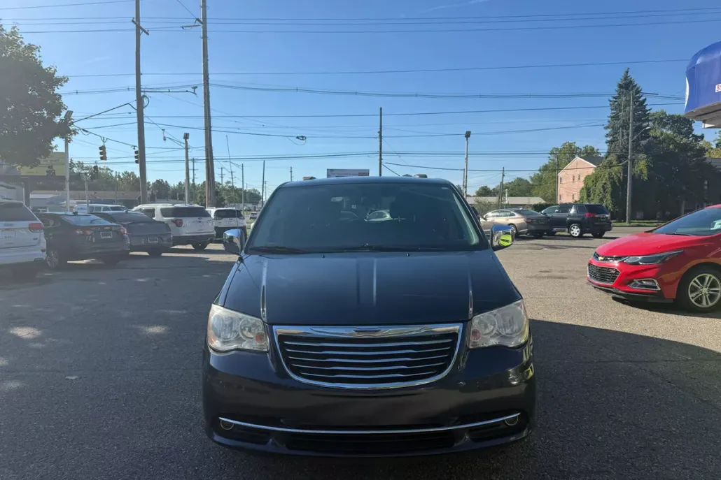 2014 Chrysler Town & Country Touring L photo 1