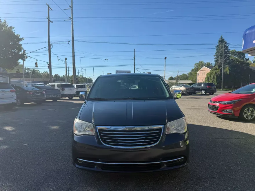 2014 Chrysler Town & Country Touring L photo 1