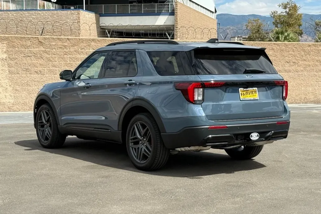2025 Ford Explorer ST-Line photo 1