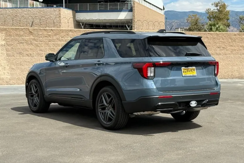 2025 Ford Explorer ST-Line photo 1