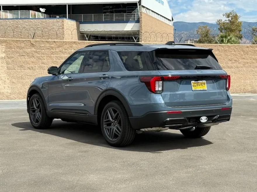 2025 Ford Explorer ST-Line photo 1