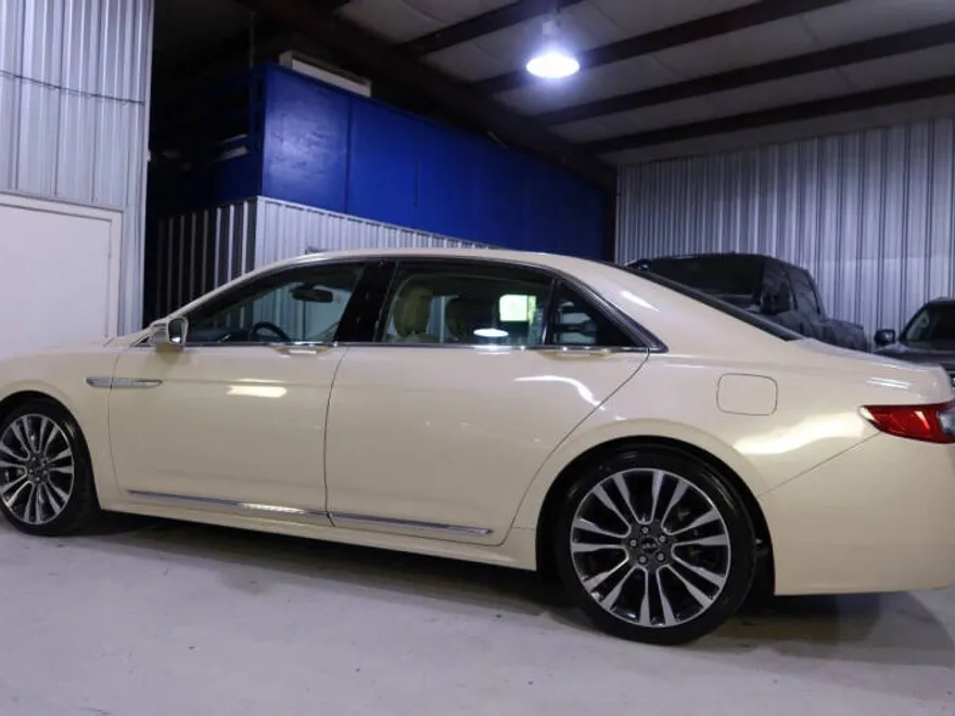 2018 Lincoln Continental Select photo 1