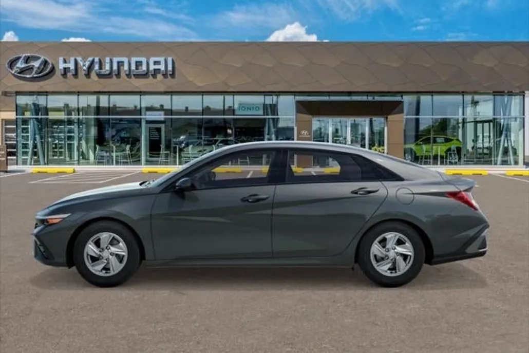 2025 Hyundai Elantra SE photo 1