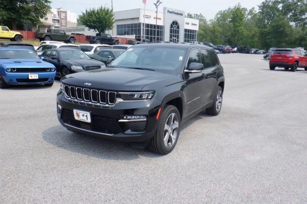 2023 Jeep Cherokee Sport photo 1