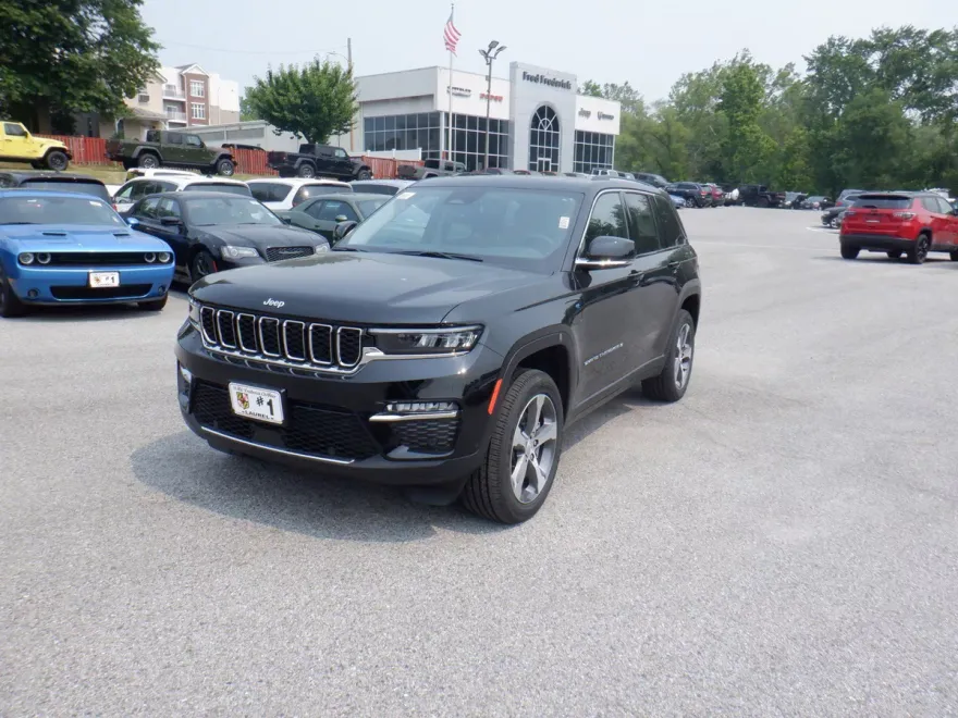 2023 Jeep Cherokee Sport photo 1