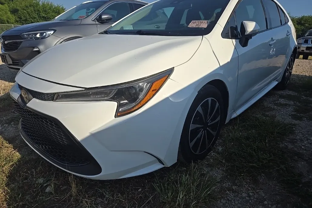 2021 Toyota Corolla LE photo 1