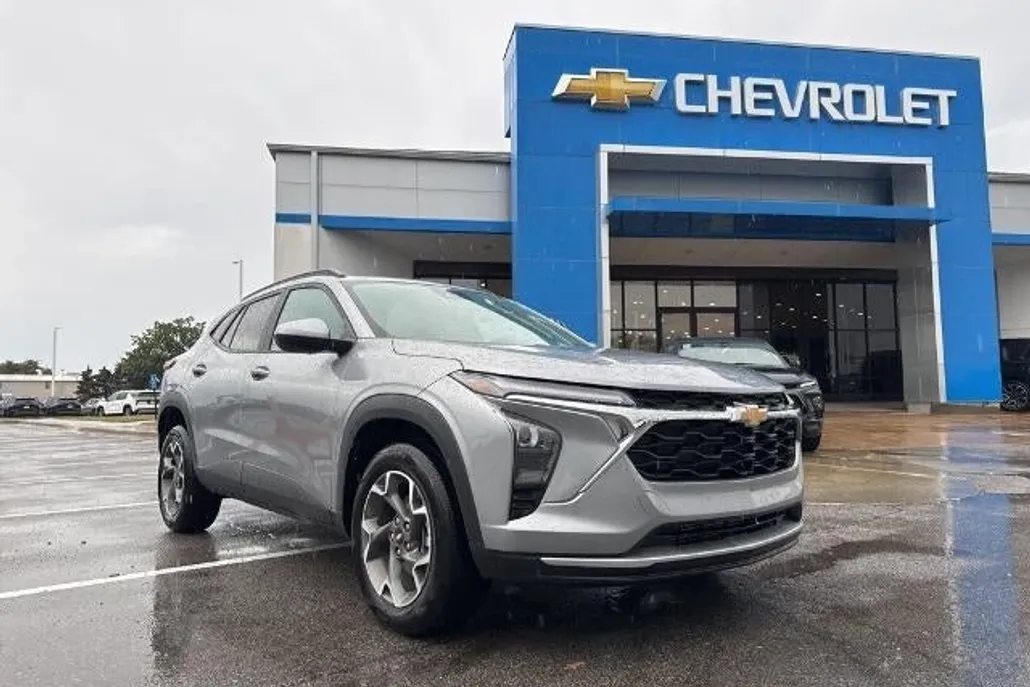 2024 Chevrolet Trax LT photo 1