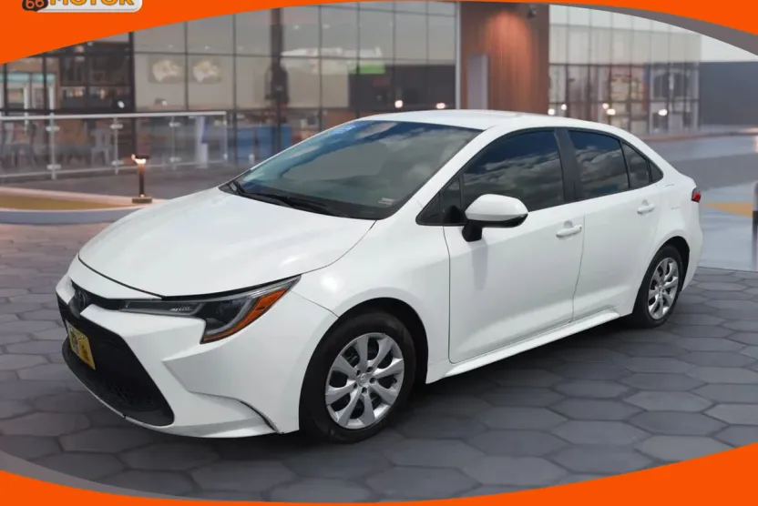 2021 Toyota Corolla LE photo 1