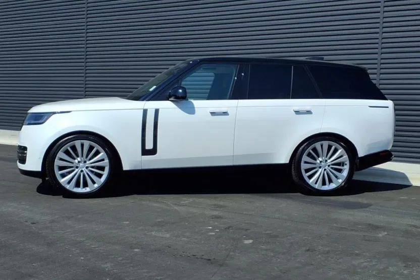 2024 Land Rover Range Rover SE photo 1