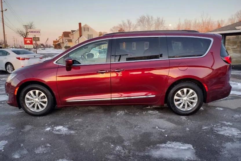 2017 Chrysler Pacifica Touring L photo 1