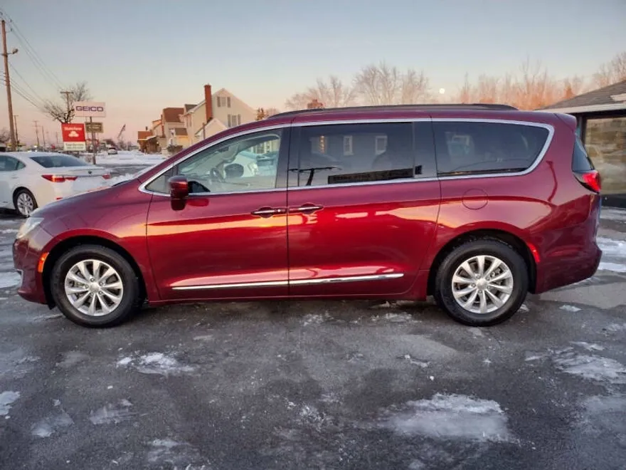 2017 Chrysler Pacifica Touring L photo 1