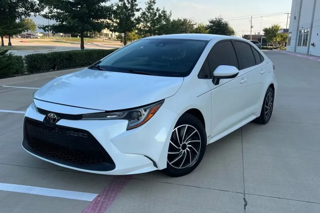 2020 Toyota Corolla LE photo 1