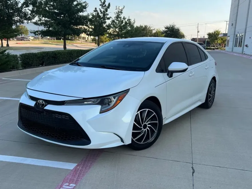 2020 Toyota Corolla LE photo 1