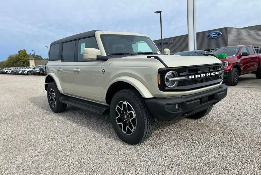 2025 Ford Bronco Outer Banks photo 1