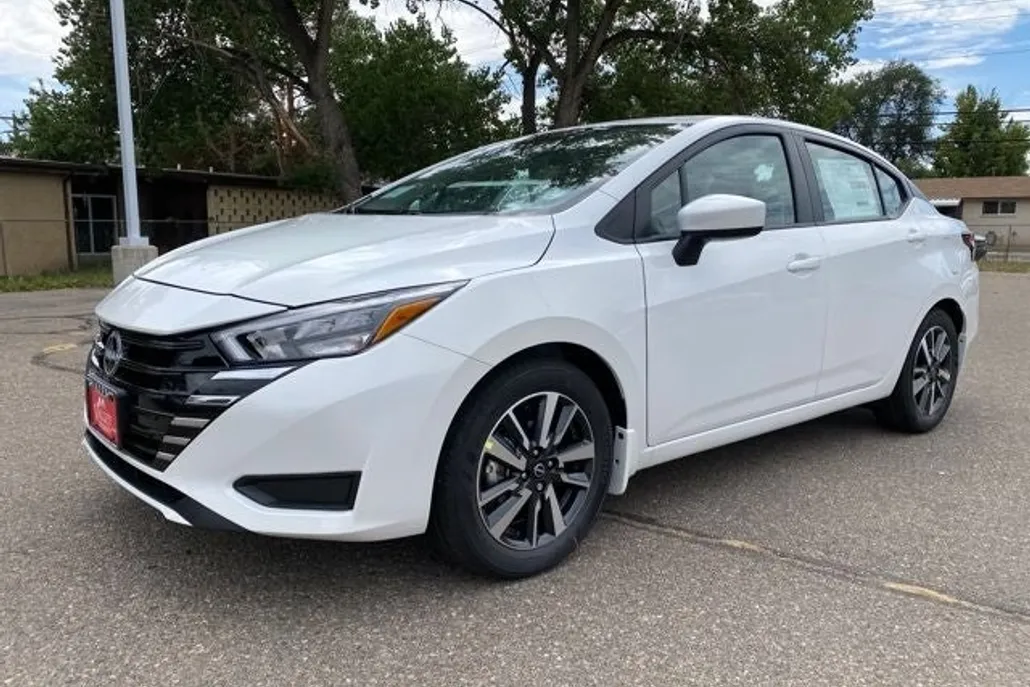 2025 Nissan Versa 1.6 SV photo 1