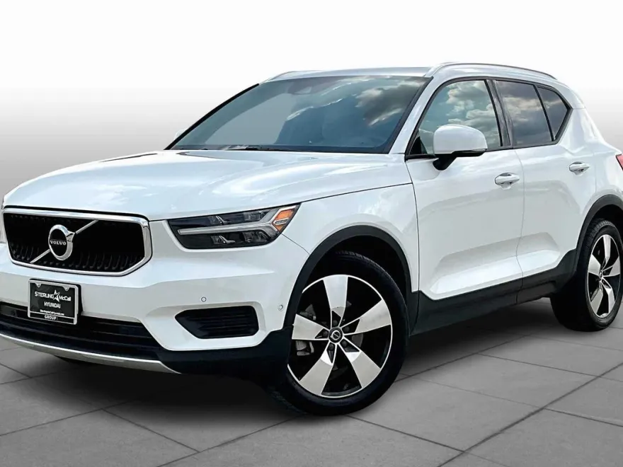 2019 Volvo XC40 Momentum photo 1