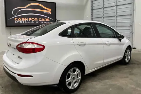 2015 Ford Fiesta SE photo 2