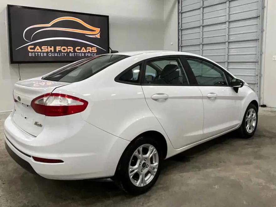 2015 Ford Fiesta SE photo 2