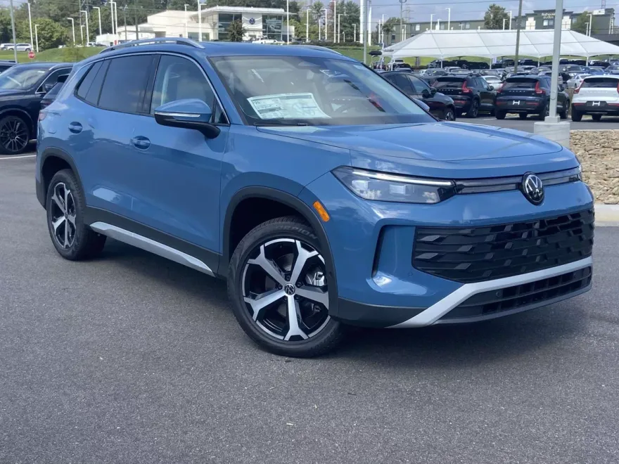2025 Volkswagen Tiguan SE photo 1