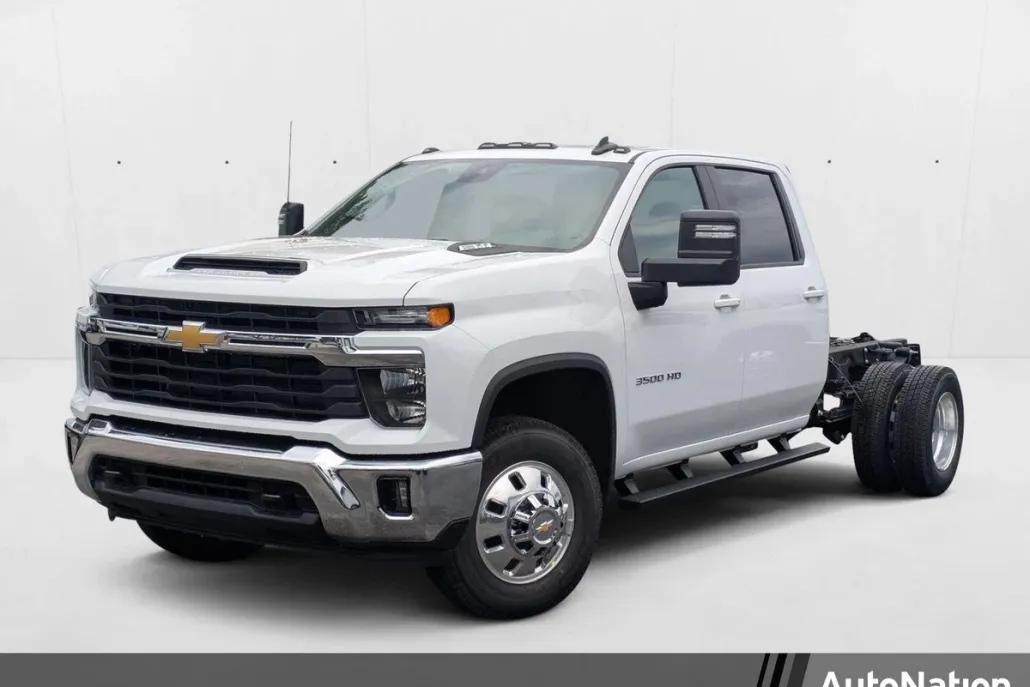 2025 Chevrolet Silverado 3500HD LT photo 1