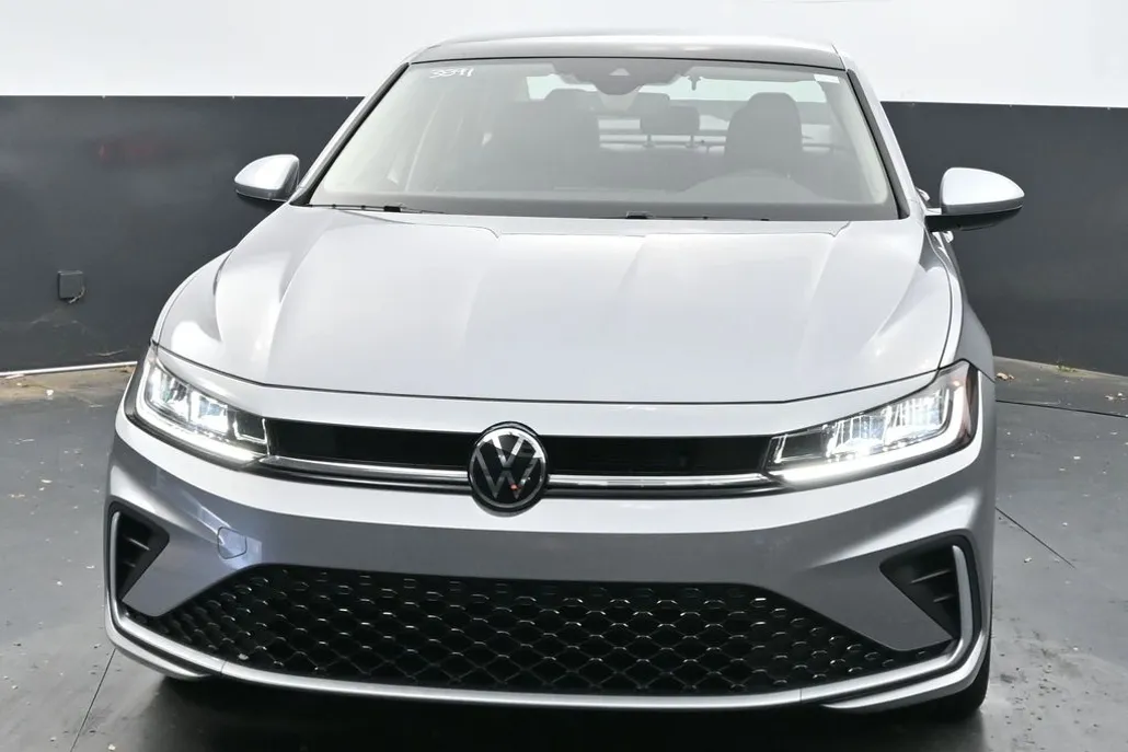 2025 Volkswagen Jetta SE photo 1