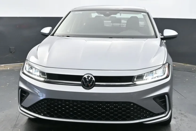 2025 Volkswagen Jetta SE photo 1
