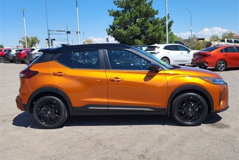 2023 Nissan Kicks SR photo 1