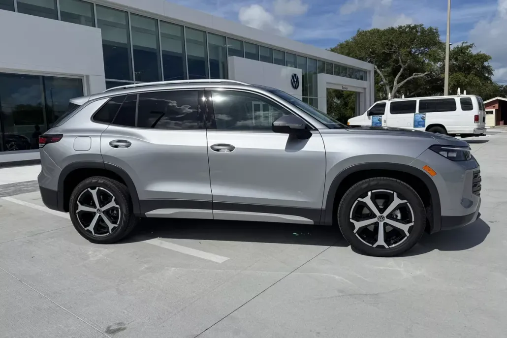 2025 Volkswagen Tiguan SE photo 1