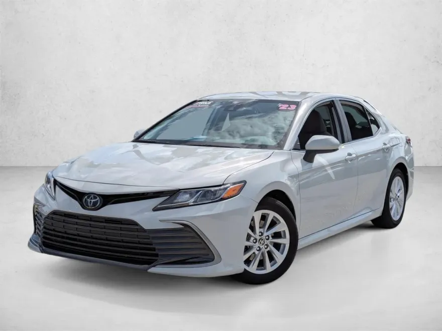 2023 Toyota Camry LE photo 1