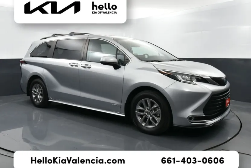 2021 Toyota Sienna XLE photo 1