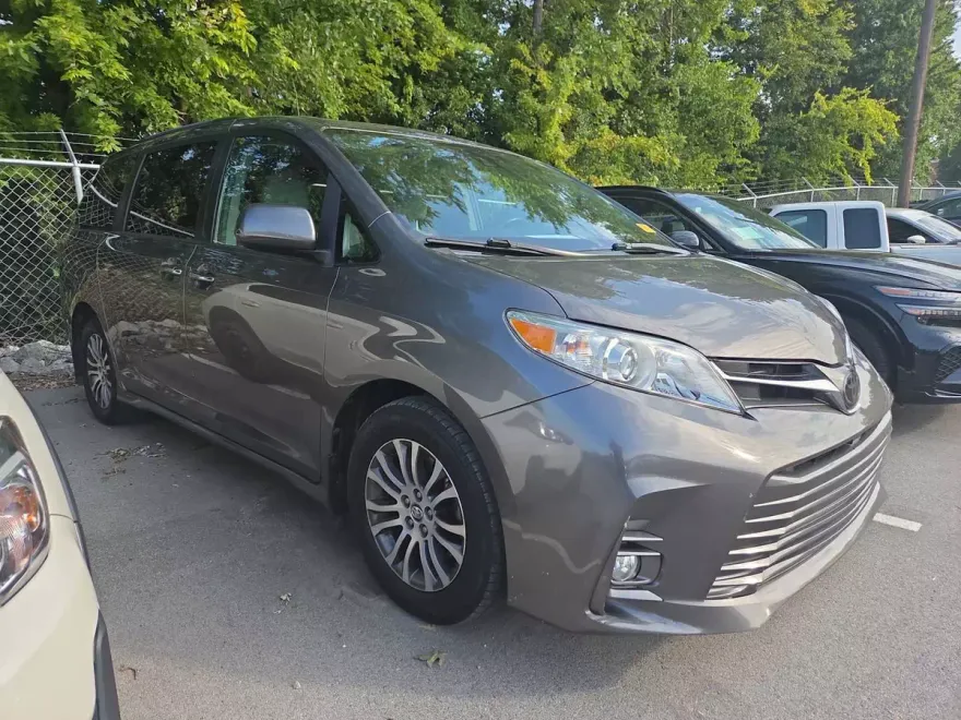 2019 Toyota Sienna XLE Premium photo 1