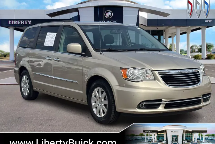 2015 Chrysler Town & Country Touring photo 1
