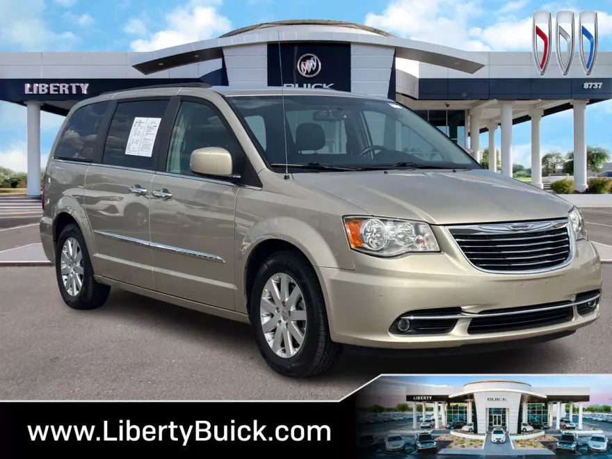 2015 Chrysler Town & Country Touring photo 1
