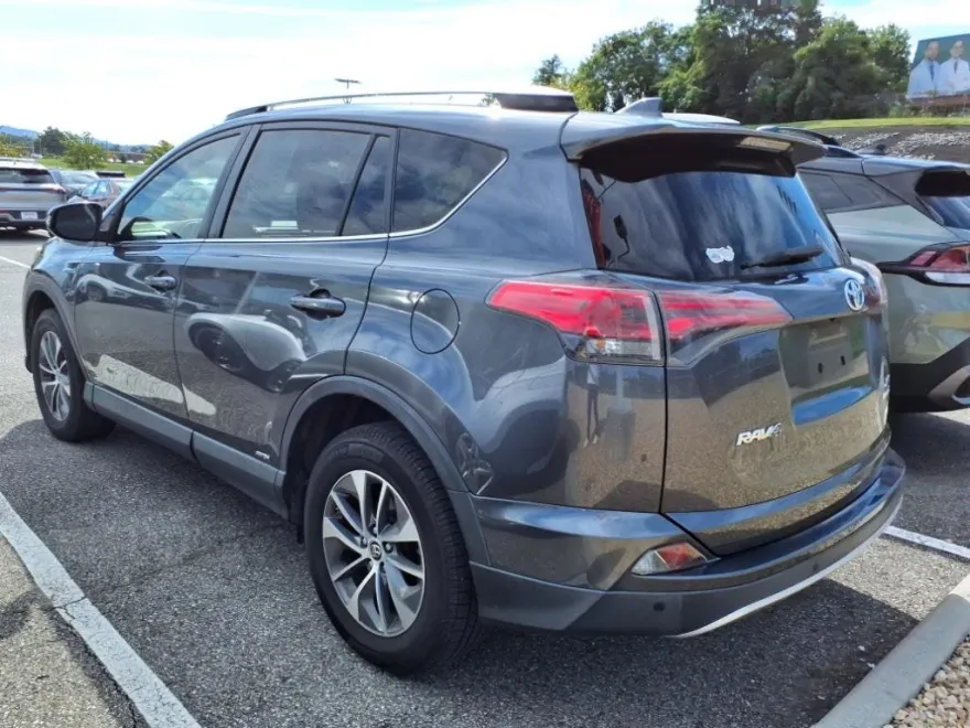 2016 Toyota RAV4 Hybrid XLE photo 1