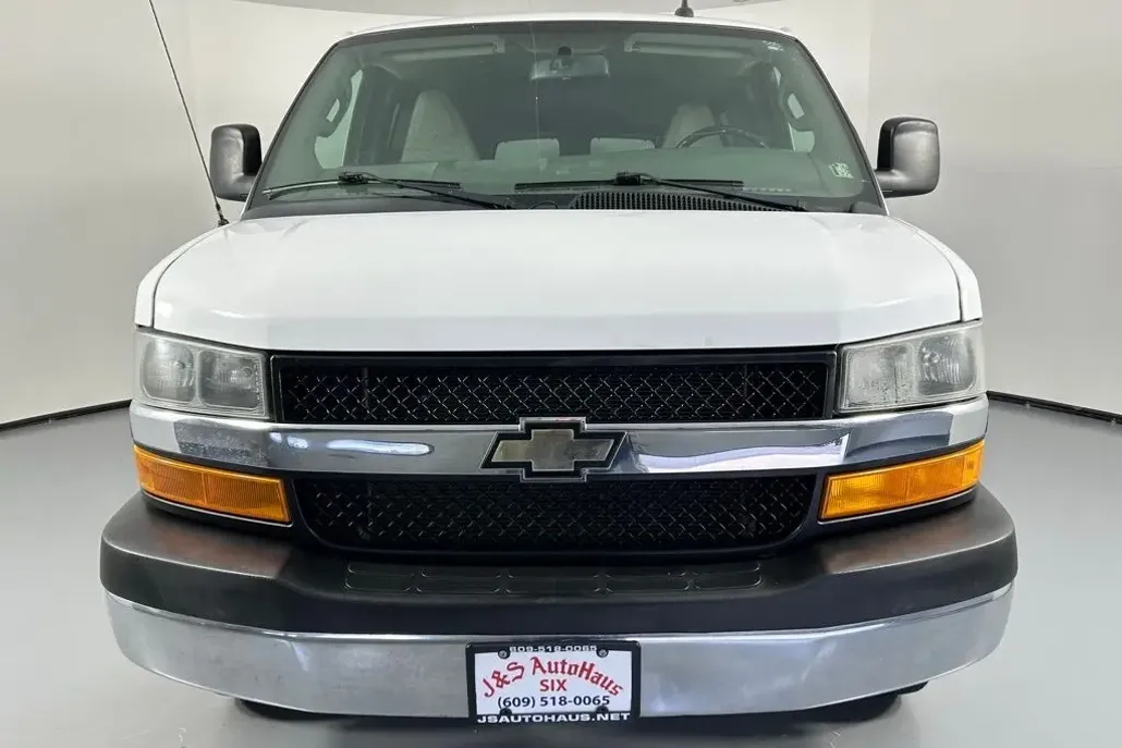 2018 Chevrolet Express 2500 LT Passenger photo 1