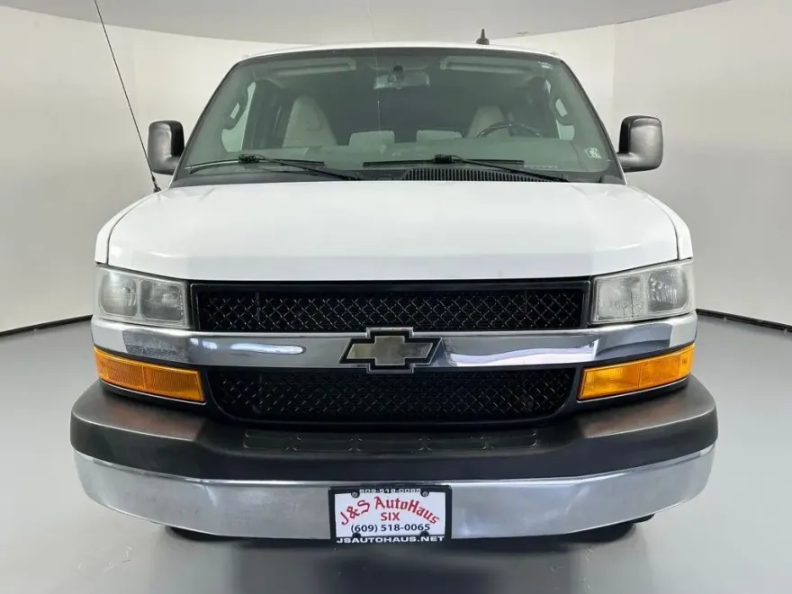 2018 Chevrolet Express 2500 LT Passenger photo 1