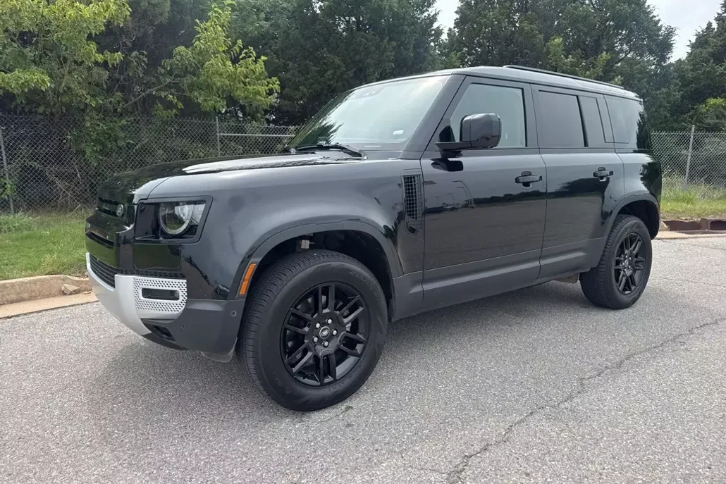 2025 Land Rover Defender 110 S photo 1