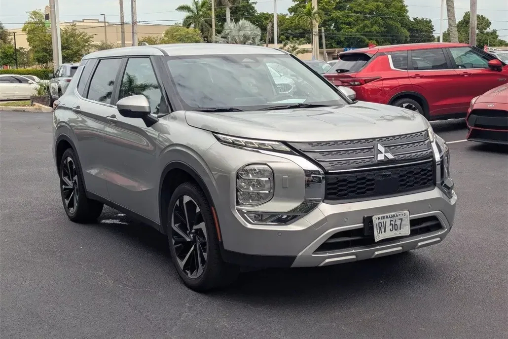 2024 Mitsubishi Outlander SE photo 1