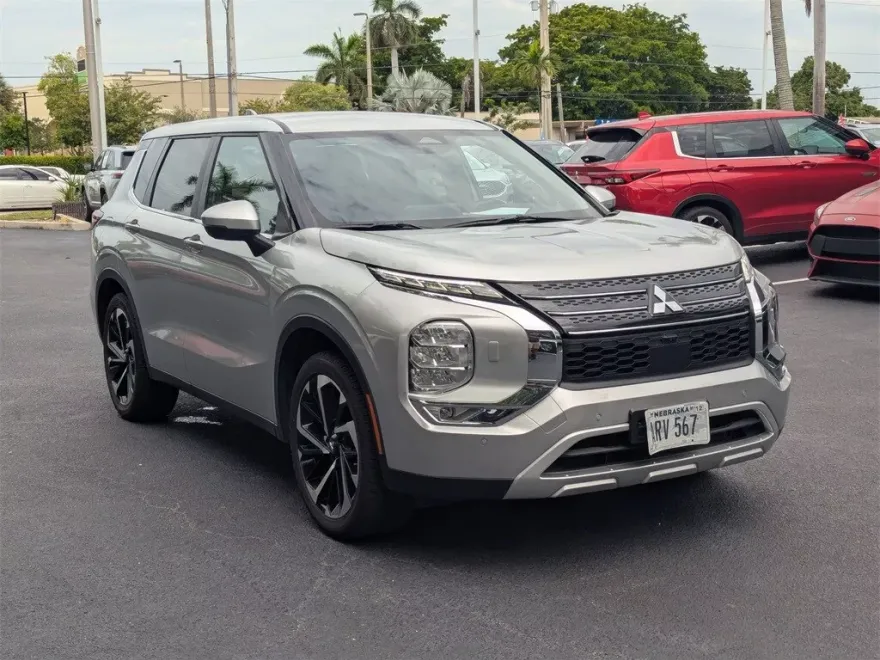 2024 Mitsubishi Outlander SE photo 1